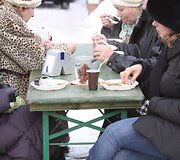 Poilsiautojai gardžiuojasi stintomis.