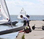 Jaunieji buriuotojai ruo&scaron;iasi į jūrą.