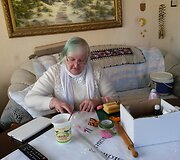 Virginija Laučaitienė &Scaron;v.Velykoms margučius i&scaron;dabino cukrinėmis gėlėmis.