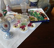 Virginija Laučaitienė ant vazelės įamžino O.Stulginskienės mamai dovanotas sages.