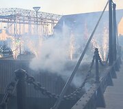 Skulptūra pasitikta sklindant dūmams ir pok&scaron;int fejerverkams.