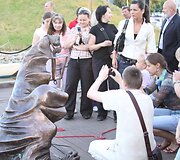 Klaipėdiečiai skubėjo įsiamžinti prie naujojo senamiesčio gyventojo.
