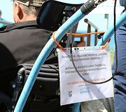 Centriniame paplūdimyje neįgalieji gali pasinaudoti specialiu įrenginiu, kuriuo galima pasiekti jūrą ir i&scaron;simaudyti.