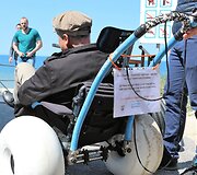 Centriniame paplūdimyje neįgalieji gali pasinaudoti specialiu įrenginiu, kuriuo galima pasiekti jūrą ir i&scaron;simaudyti.
