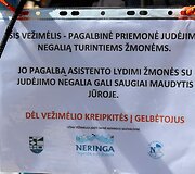 Centriniame paplūdimyje neįgalieji gali pasinaudoti specialiu įrenginiu, kuriuo galima pasiekti jūrą ir i&scaron;simaudyti.