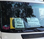 Po Klaipėdos mero langais i&scaron;sirikiavo mikroautobusų kolona ir susibūrė vairuotojai.