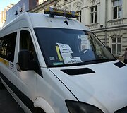 Po Klaipėdos mero langais i&scaron;sirikiavo mikroautobusų kolona ir susibūrė vairuotojai.