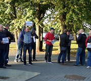 Po Klaipėdos mero langais i&scaron;sirikiavo mikroautobusų kolona ir susibūrė vairuotojai.