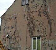 T.Vincaitis.ant sienos.nusprendė nutapyti dvi mergaites, kurių viena yra krik&scaron;to dukra.