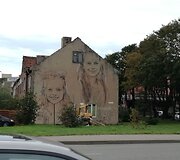 T.Vincaitis.ant sienos.nusprendė nutapyti dvi mergaites, kurių viena yra krik&scaron;to dukra.