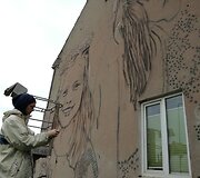 T.Vincaitis.ant sienos.nusprendė nutapyti dvi mergaites, kurių viena yra krik&scaron;to dukra.