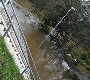 Danės upės vandens lygis dėl lietaus yra stipriai pakilęs.