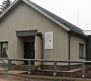 Lapių pagrindinės mokyklos direktorė Vilija Lukauskienė džiaugiasi naujai i&scaron;kilusiais Bendruomenės namais.