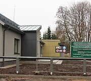 Lapių pagrindinės mokyklos direktorė Vilija Lukauskienė džiaugiasi naujai i&scaron;kilusiais Bendruomenės namais.