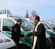Kunigas Vilius Viktoravičius &scaron;ventina naujus policijos automobilius.