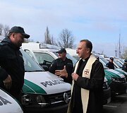 Kunigas Vilius Viktoravičius &scaron;ventina naujus policijos automobilius.