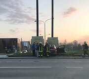 Dideliu greičiu lėkęs  automobilis &bdquo;Opel Vectra&ldquo; atsitrenkė į draugystę su Debreceno miestu simbolizuojantį stulpą skiriamojoje juostoje.