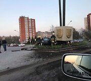 Dideliu greičiu lėkęs  automobilis &bdquo;Opel Vectra&ldquo; atsitrenkė į draugystę su Debreceno miestu simbolizuojantį stulpą skiriamojoje juostoje.