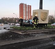 Dideliu greičiu lėkęs  automobilis &bdquo;Opel Vectra&ldquo; atsitrenkė į draugystę su Debreceno miestu simbolizuojantį stulpą skiriamojoje juostoje.