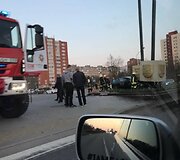 Dideliu greičiu lėkęs  automobilis &bdquo;Opel Vectra&ldquo; atsitrenkė į draugystę su Debreceno miestu simbolizuojantį stulpą skiriamojoje juostoje.