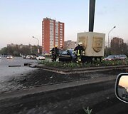 Dideliu greičiu lėkęs  automobilis &bdquo;Opel Vectra&ldquo; atsitrenkė į draugystę su Debreceno miestu simbolizuojantį stulpą skiriamojoje juostoje.