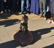 Gargžduose atidengto &scaron;uniuko skulptūrėlė.