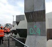 Betoniniai blokai, liejami čia pat uoste, naudojami molo statybai.