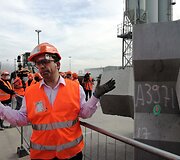 Betoniniai blokai, liejami čia pat uoste, naudojami molo statybai.