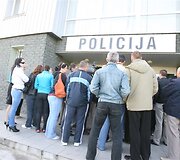 Kedžių palaikytojai į policijos pastato vidų nebuvo įleisti