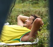 Ant žemės prigulę sportininkai tobulino pilvo srities raumenis