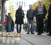 Prie prokuratūros pastato degė keliasde&scaron;imt žvakučių.