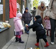 Dalis kauniečių į protesto akciją atėjo su savo atžalomis.