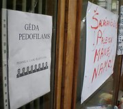 Kauniečių atne&scaron;ti plakatai.