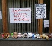 Prie prokuratūros - plakatai, žvakutės ir žaislai.