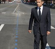 Kartu su tautiečiais paradą stebi ir &scaron;ios &scaron;alies prezidentas Nicolas Sarkozy.