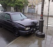 Taip atrodė automobilis &bdquo;Volkswagen Golf&ldquo;  po susidūrimo su stulpu