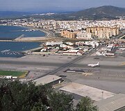 Gibraltaro oro uostas stebina visus atvykusius turistus. Kilimo ir nusileidimo takas įrengtas judrioje gatvėje, kur didelis automobilių srautas