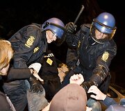 Protestuotojų susirėmimai su pareigūnais