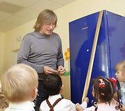 Kūdikių namams padovanojo modernią vaikų žaidimų aik&scaron;telę