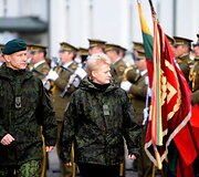 Prezidentė sėdo prie karinio &scaron;arvuočio vairo ir i&scaron;bandė net kulkosvaidį
