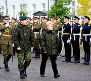 Prezidentė sėdo prie karinio &scaron;arvuočio vairo ir i&scaron;bandė net kulkosvaidį