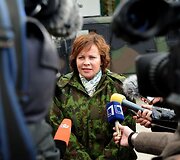 Prezidentė sėdo prie karinio &scaron;arvuočio vairo ir i&scaron;bandė net kulkosvaidį