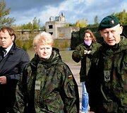 Prezidentė sėdo prie karinio &scaron;arvuočio vairo ir i&scaron;bandė net kulkosvaidį