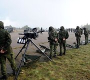 Prezidentė sėdo prie karinio &scaron;arvuočio vairo ir i&scaron;bandė net kulkosvaidį
