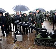 Prezidentė sėdo prie karinio &scaron;arvuočio vairo ir i&scaron;bandė net kulkosvaidį