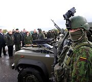 Prezidentė sėdo prie karinio &scaron;arvuočio vairo ir i&scaron;bandė net kulkosvaidį
