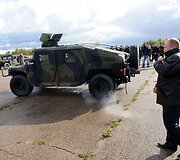 Prezidentė sėdo prie karinio &scaron;arvuočio vairo ir i&scaron;bandė net kulkosvaidį