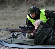 Prezidentė sėdo prie karinio &scaron;arvuočio vairo ir i&scaron;bandė net kulkosvaidį