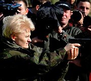 Prezidentė sėdo prie karinio &scaron;arvuočio vairo ir i&scaron;bandė net kulkosvaidį