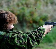 Prezidentė sėdo prie karinio &scaron;arvuočio vairo ir i&scaron;bandė net kulkosvaidį